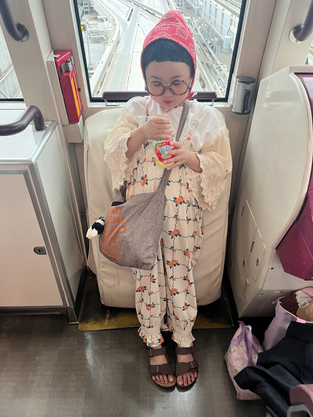 「サンダル、白Tシャツ、レイヤードスタイル、サロペット、古着MIX、韓国子供服、バンダナ、ショルダーバッグ、キッズコーデ、お出かけコーデ、休日スタイル、めがね、淡色コーデ」｜「MARKEY'Sの総柄カットオールイン（その他パンツ、オレンジ系）」を使った、* 𝚝𝚘𝚛𝚒𝚌𝚘𝚝*さん（キッズ・100cm）の夏コーディネートの3枚目の写真