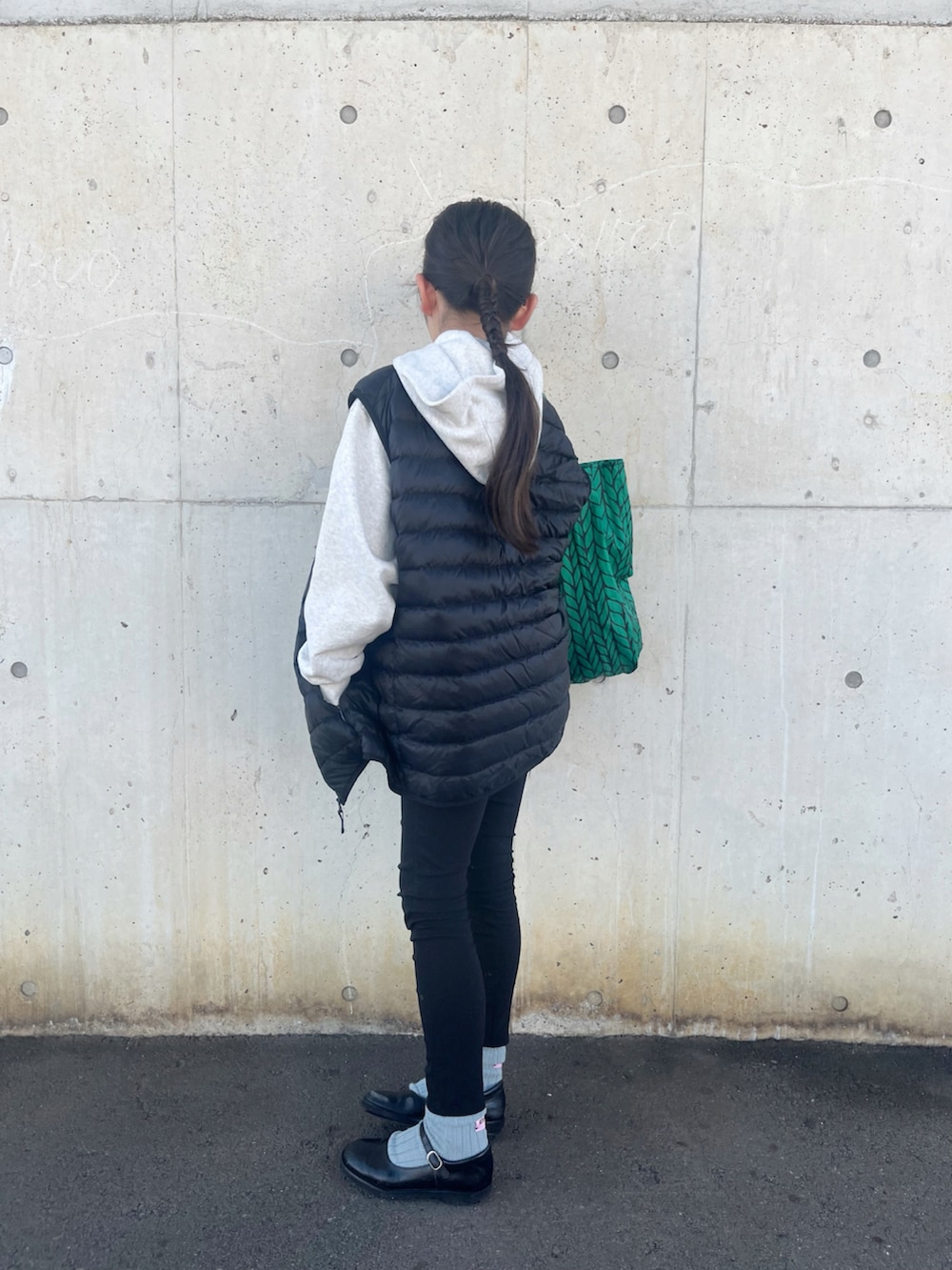 グレー系のスウェット、ブラック系のチノパンツ、グレー系のソックス/靴下を着用したキッズの秋コーディネートの4枚目の写真