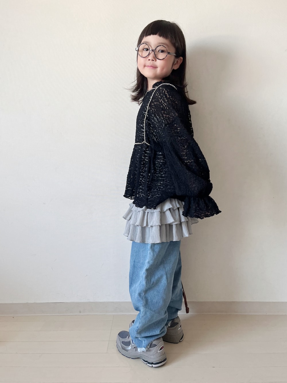 ブラック系のTシャツ/カットソー、ブラウン系のショルダーバッグ、グレー系のスカートを着用したキッズの秋コーディネートの3枚目の写真