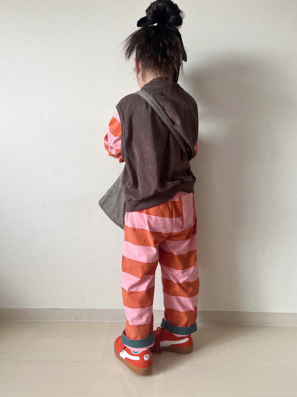「プチプラ、ロンT、今日のコーデ、春コーデ、ボーダー、ショルダーバッグ、ベスト、ワイドパンツ、休日スタイル、スニーカー」|「MARKEY'Sの太ボーダーラグランロンティー(Tシャツ/カットソー、ピンク系)」を使った、* 𝚝𝚘𝚛𝚒𝚌𝚘𝚝*さん(キッズ・110cm)の春コーディネートの5枚目の写真