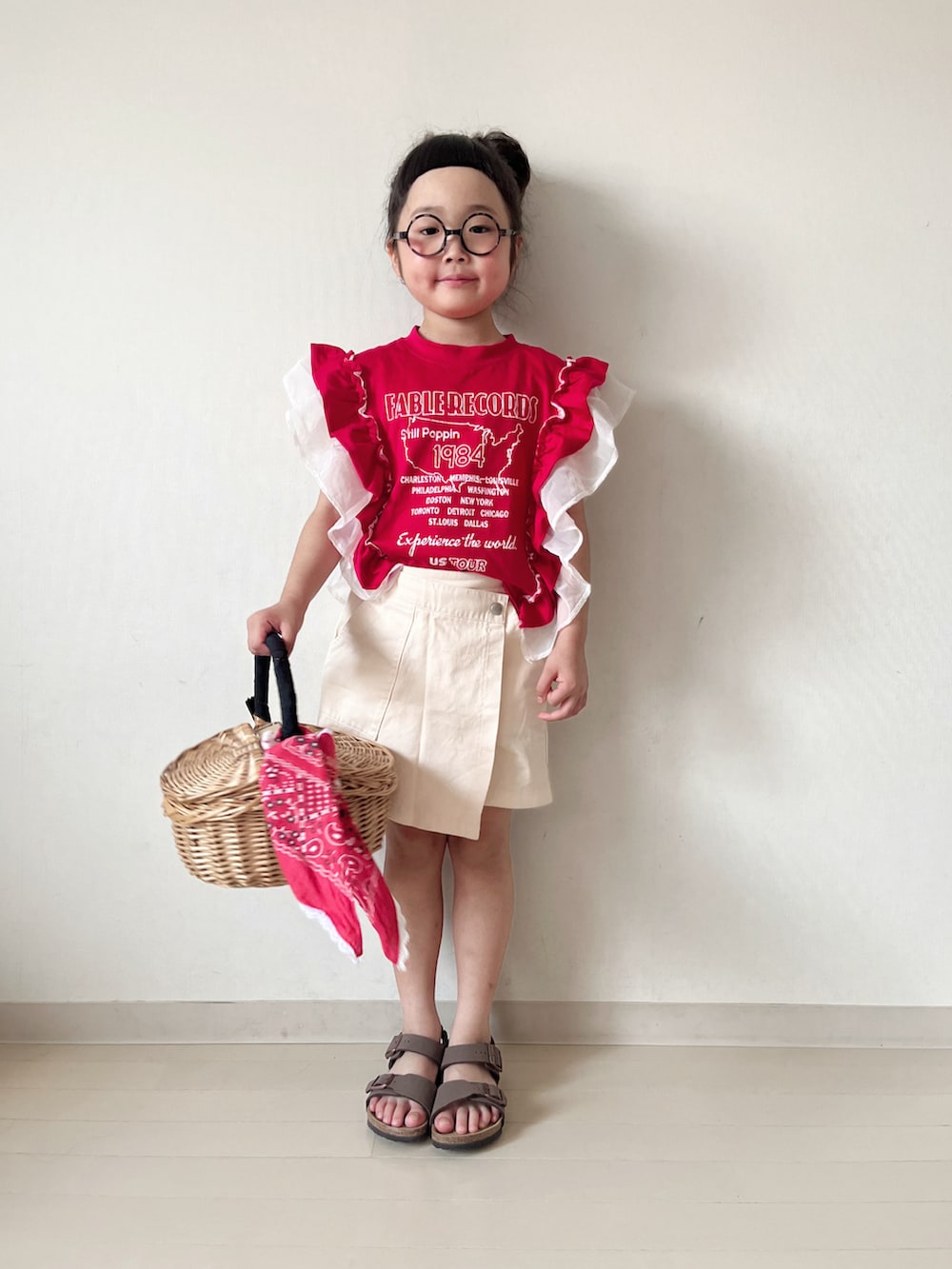 「フリル、ハーフパンツ、キュロット、ビタミンカラー、赤、夏コーデ、CIAOPANIC TYPY、かごバッグ、サンダル、めがね、バンダナ」｜「CIAOPANIC TYPYの【KIDS】ドッキングフリルチュールロゴTEE（Tシャツ/カットソー、レッド系）」を使った、* 𝚝𝚘𝚛𝚒𝚌𝚘𝚝*さん（キッズ・110cm）の夏コーディネートの4枚目の写真