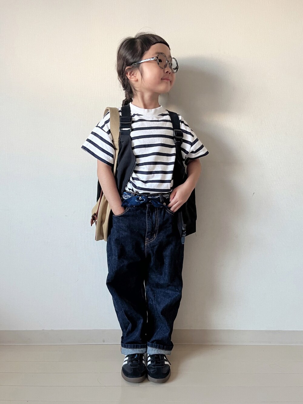 ブルー系のデニムパンツ、ブルー系のTシャツ/カットソー、ブラック系のベストを着用したキッズの夏コーディネートの2枚目の写真