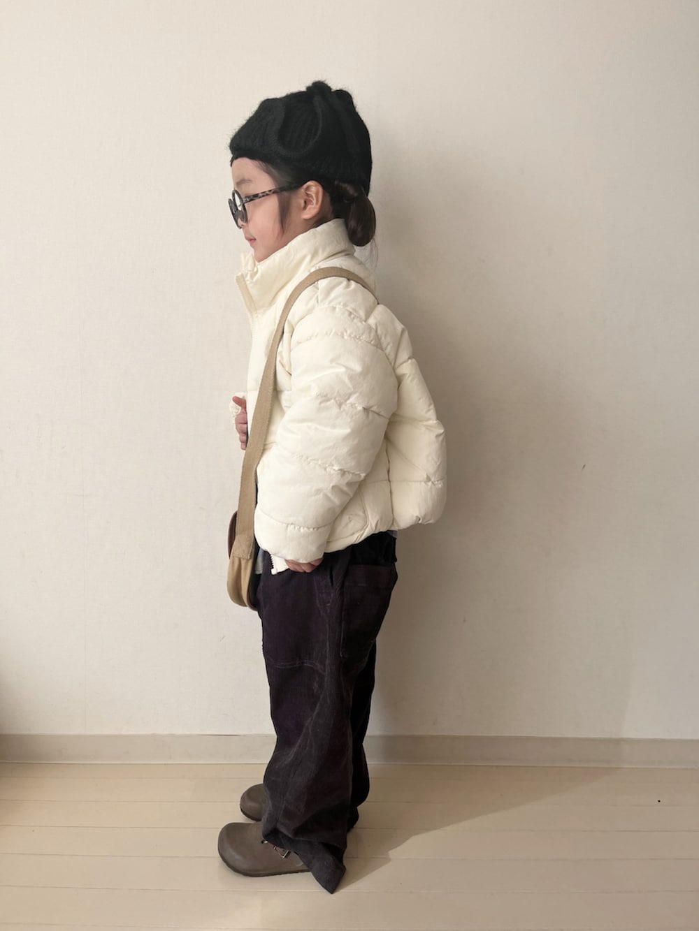 ブラック系のニット/セーター、グレー系のその他パンツ、ブルー系のシャツ/ブラウスを着用したキッズの冬コーディネートの5枚目の写真