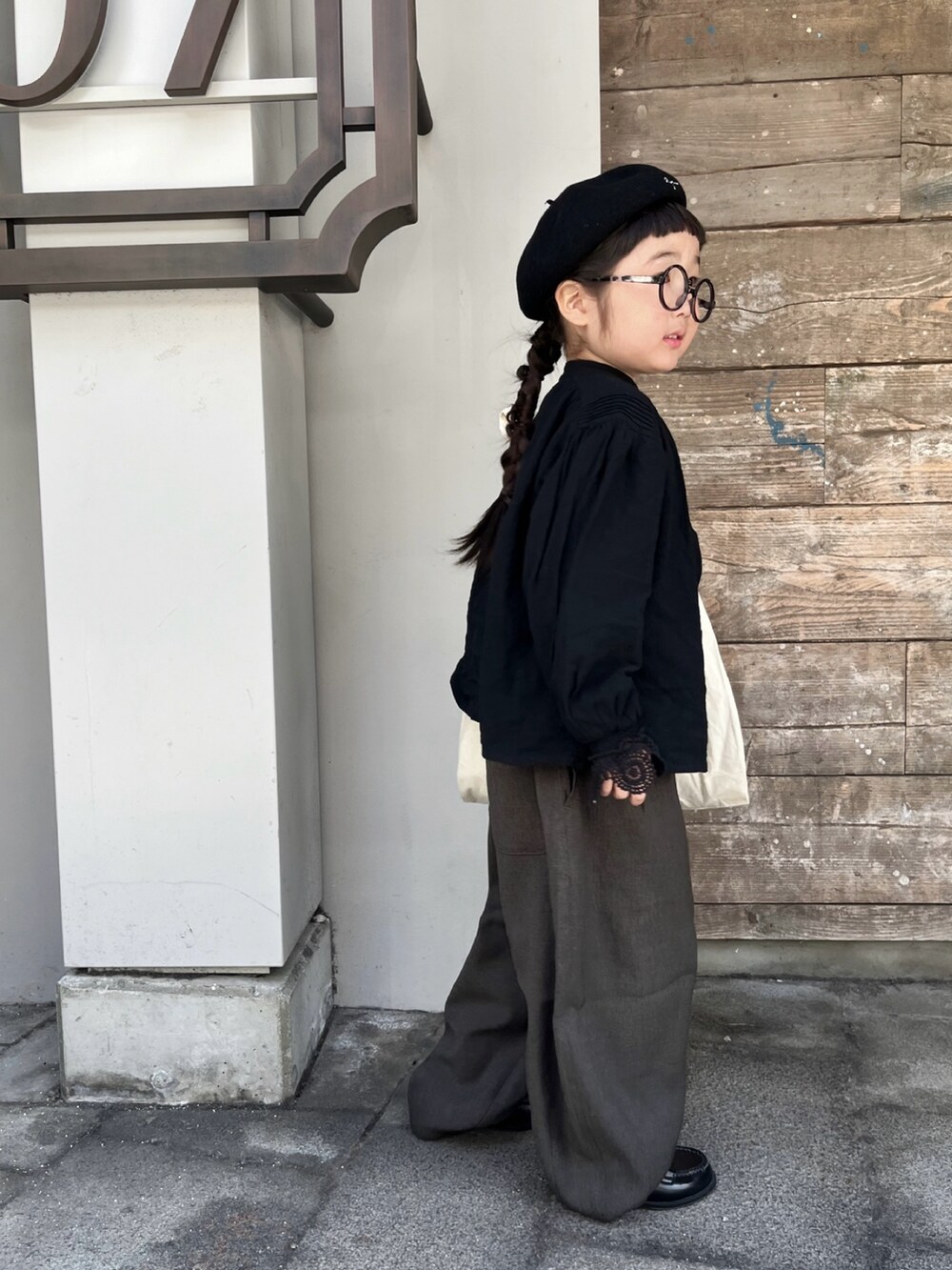 グレー系のその他パンツ、ブラック系のシャツ/ブラウス、ブラック系のローファーを着用したキッズの春コーディネートの2枚目の写真