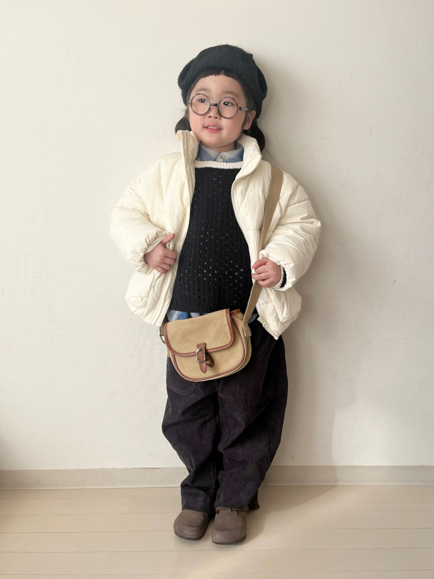 ブラック系のニット/セーター、グレー系のその他パンツ、ブルー系のシャツ/ブラウスを着用したキッズの冬コーディネートの4枚目の写真