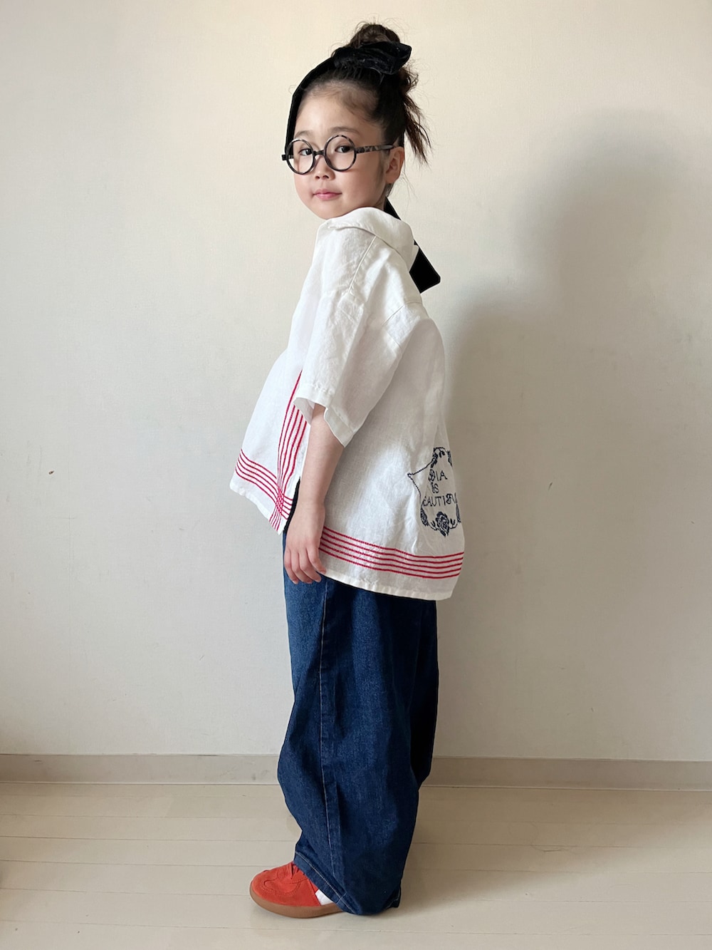ホワイト系のシャツ/ブラウス、ブルー系のデニムパンツ、レッド系のスニーカーを着用したキッズの春コーディネートの4枚目の写真