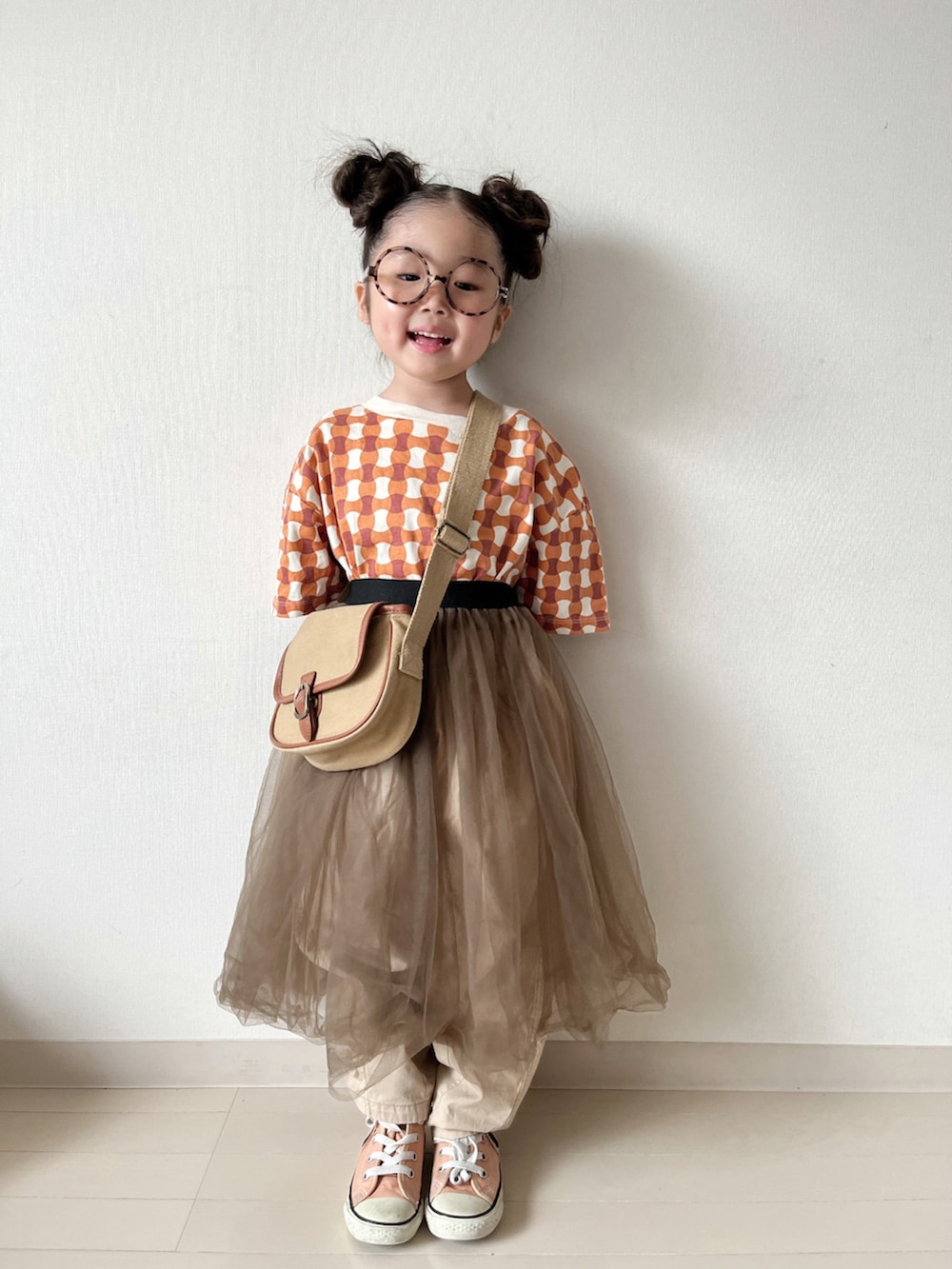 その他のTシャツ/カットソー、ブラウン系のパンツ、ベージュ系のショルダーバッグを着用したキッズの春コーディネートの3枚目の写真