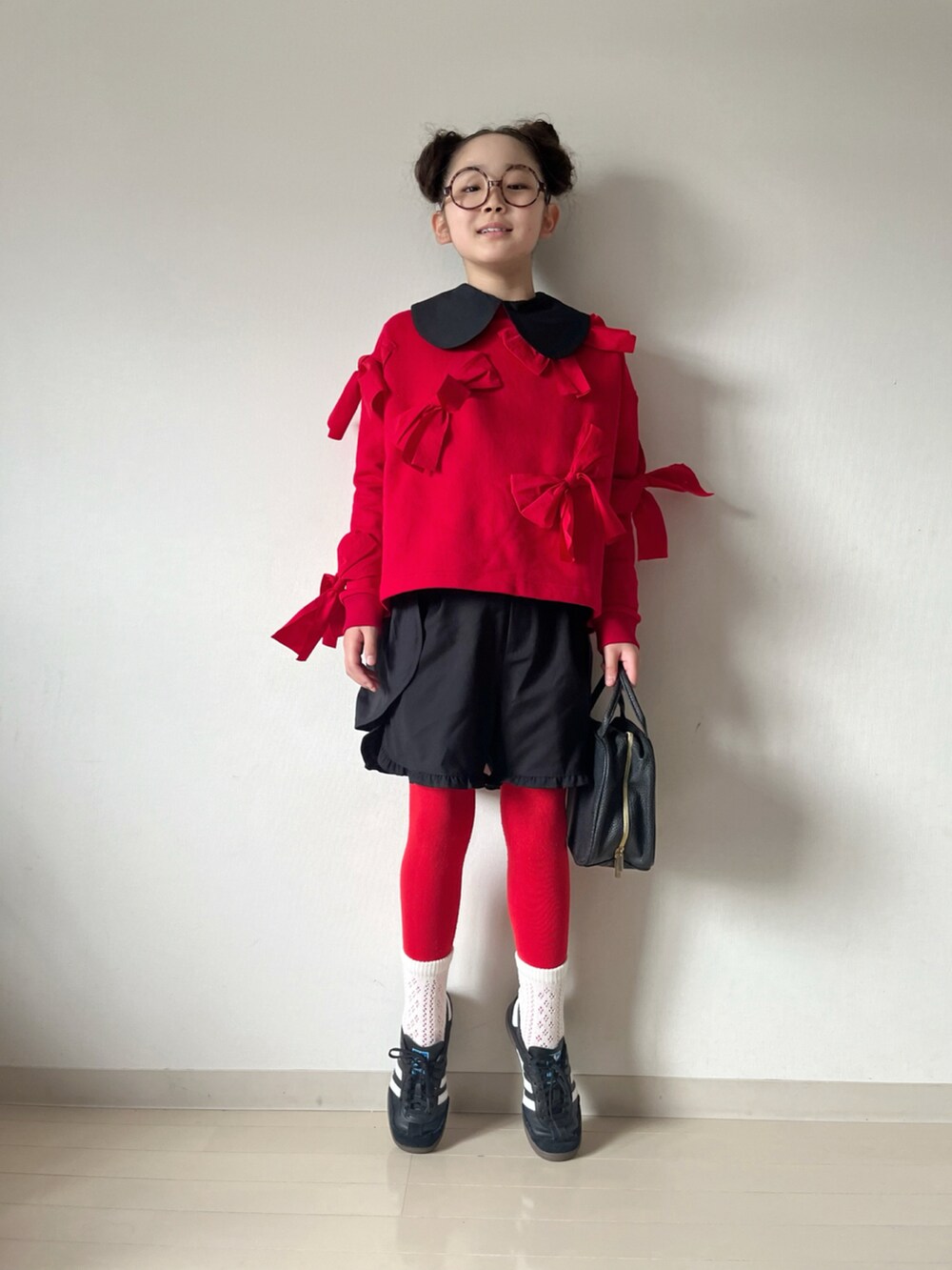 レッド系のTシャツ/カットソー、ブラック系のその他パンツ、ブラック系のシャツ/ブラウスを着用したキッズの春コーディネートの4枚目の写真