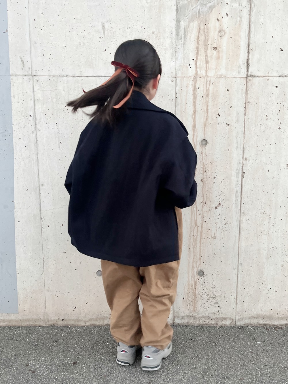 グレー系のTシャツ/カットソー、ブルー系のピーコート、ブラウン系のサロペット/オーバーオールを着用したキッズの秋コーディネートの5枚目の写真