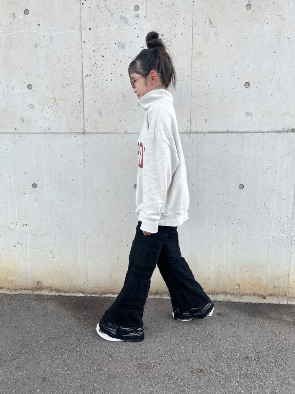 ブラック系のその他パンツ、ホワイト系のスウェット、ホワイト系のスニーカーを着用したキッズの秋コーディネートの4枚目の写真