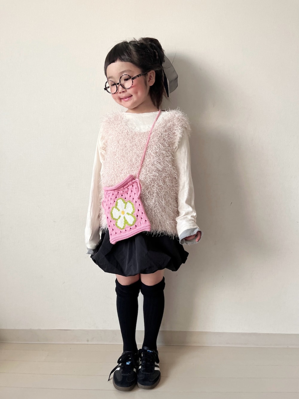 「今日のコーデ、春色、フレアパンツ、ショルダーバッグ、スカート、バルーンスカート、ハイソックス、ニットベスト、ベスト、春コーデ」|「CIAOPANIC TYPYの【2025年S/S新作】【KIDS】クロップド丈シャギーニットベスト(トップス、ピンク系)」を使った、* 𝚝𝚘𝚛𝚒𝚌𝚘𝚝*さん(キッズ・110cm)の春コーディネートの5枚目の写真