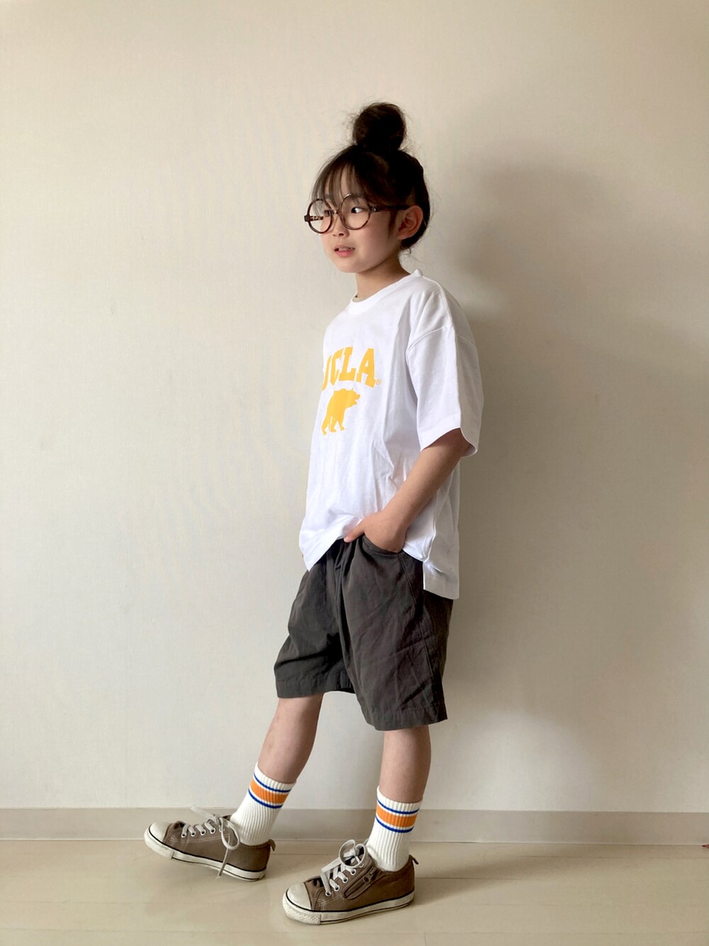「ZOZOKIDSDAY、カジュアル、UCLA、Tシャツ、ハーフパンツ、ソックス、スニーカー、重ね着、イエロー、おだんごヘアー、めがね、コンバース、converse、CIAOPANIC TYPY、ストリート」｜「CIAOPANIC TYPYの【KIDS】【UCLA×CIAOPANIC TYPY】UCLA別注Tee（Tシャツ/カットソー、ホワイト系）」を使った、* 𝚝𝚘𝚛𝚒𝚌𝚘𝚝*さん（キッズ・120cm）の春コーディネートの3枚目の写真