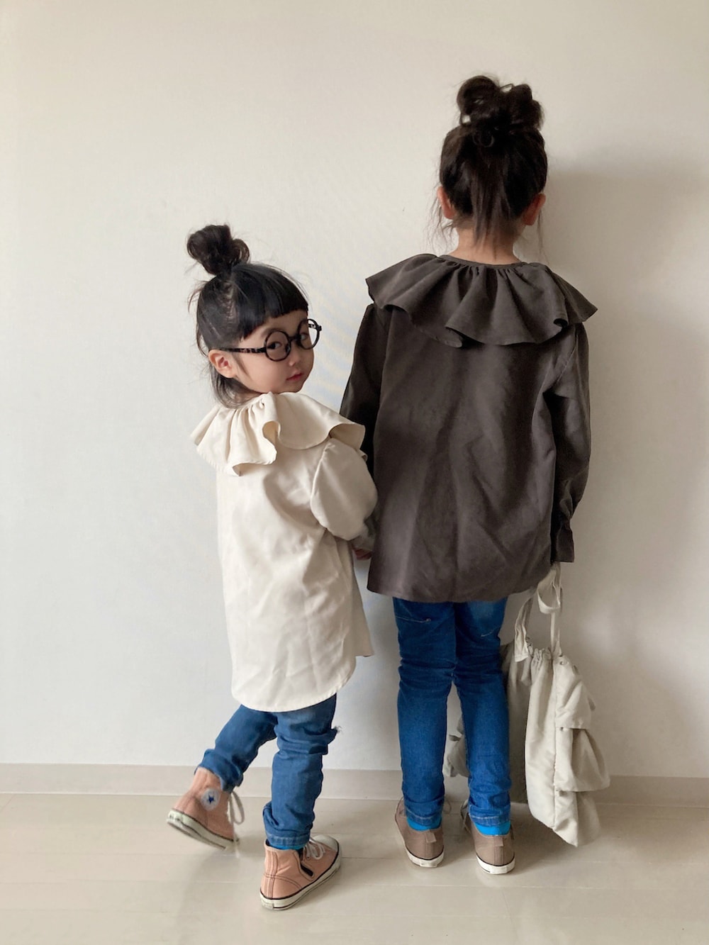グレー系のシャツ/ブラウス、ホワイト系のシャツ/ブラウス、ブルー系のデニムパンツを着用したキッズの秋コーディネートの2枚目の写真