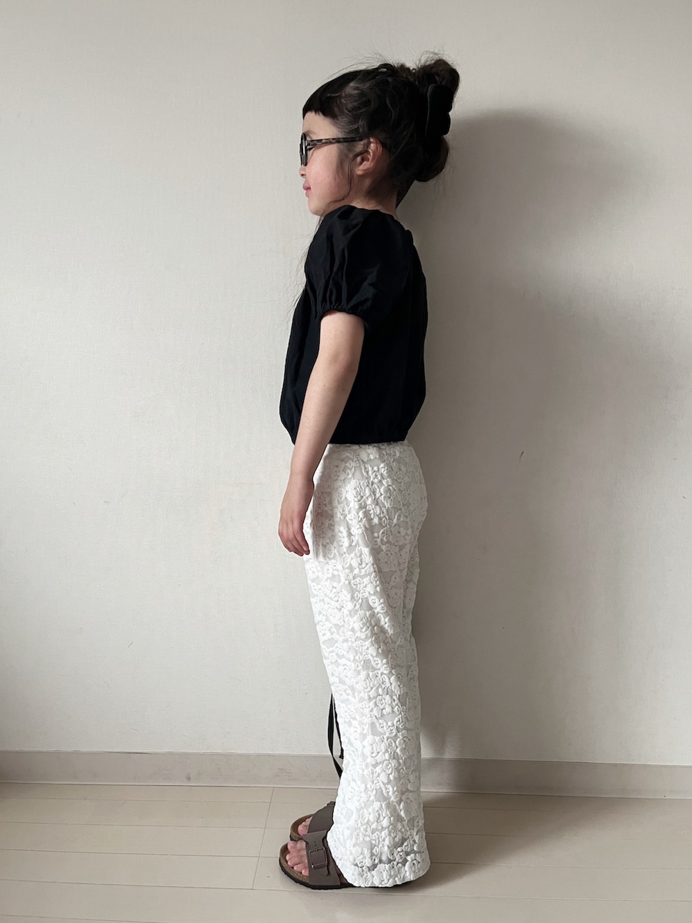 「モノトーン、サンダル、黒Tシャツ、お出かけコーデ、フレアパンツ、レース、めがね、巾着バッグ、夏コーデ」｜「CIAOPANIC TYPYの【KIDS】起毛レースストレッチイージーパンツ（その他パンツ、ホワイト系）」を使った、* 𝚝𝚘𝚛𝚒𝚌𝚘𝚝*さん（キッズ・110cm）の夏コーディネートの5枚目の写真
