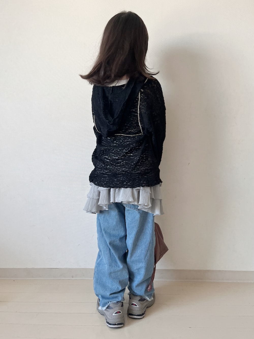 ブラック系のTシャツ/カットソー、ブラウン系のショルダーバッグ、グレー系のスカートを着用したキッズの秋コーディネートの4枚目の写真