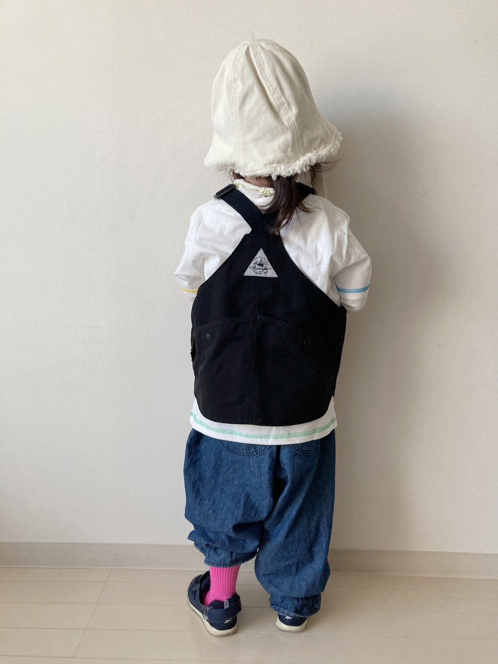 ホワイト系のTシャツ/カットソー、ホワイト系のTシャツ/カットソー、ブラック系のベストを着用したキッズの春コーディネートの5枚目の写真