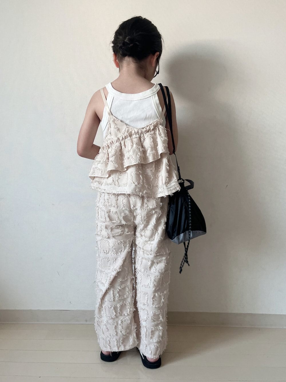 「セットアップ、ノースリーブ、お出かけコーデ、フリル、きれいめカジュアル、韓国子供服、夏コーデ、ショルダーバッグ、サンダル、レイヤードスタイル」｜「PietのロゴTシャツ×チェックフリンジビスチェセット（Tシャツ/カットソー、ベージュ系）」を使った、* 𝚝𝚘𝚛𝚒𝚌𝚘𝚝*さん（キッズ・110cm）の夏コーディネートの5枚目の写真