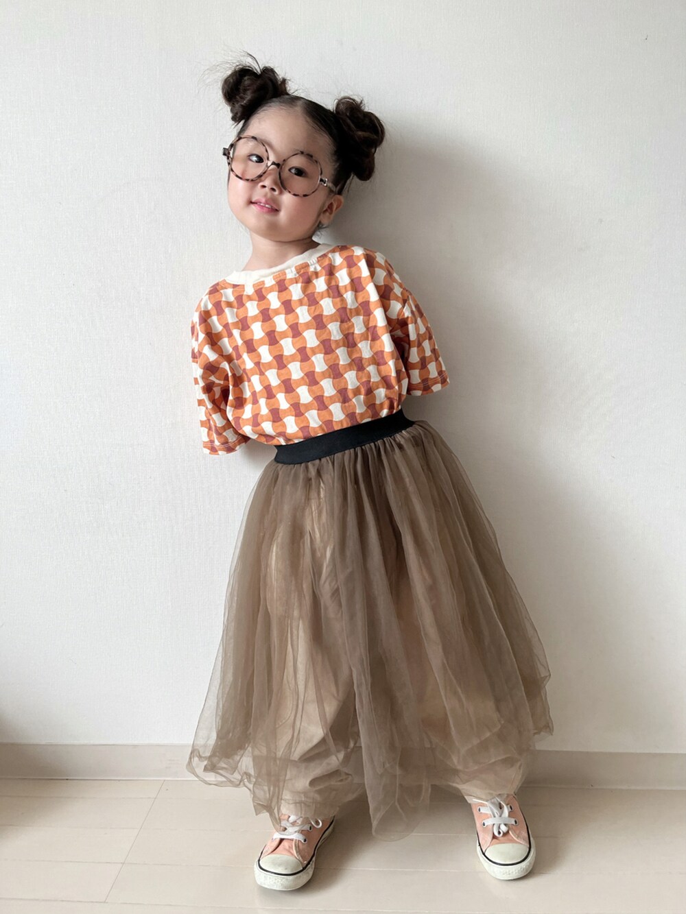 その他のTシャツ/カットソー、ブラウン系のパンツ、ベージュ系のショルダーバッグを着用したキッズの春コーディネートの2枚目の写真