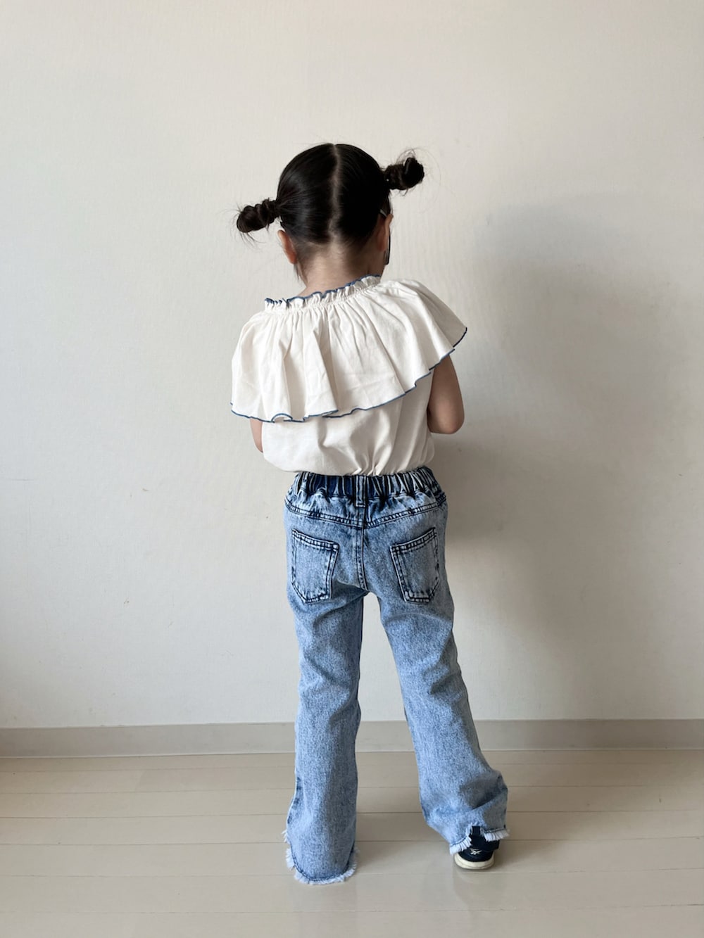 ホワイト系のTシャツ/カットソー、ブルー系のデニムパンツ、ブルー系のスニーカーを着用したキッズの夏コーディネートの5枚目の写真