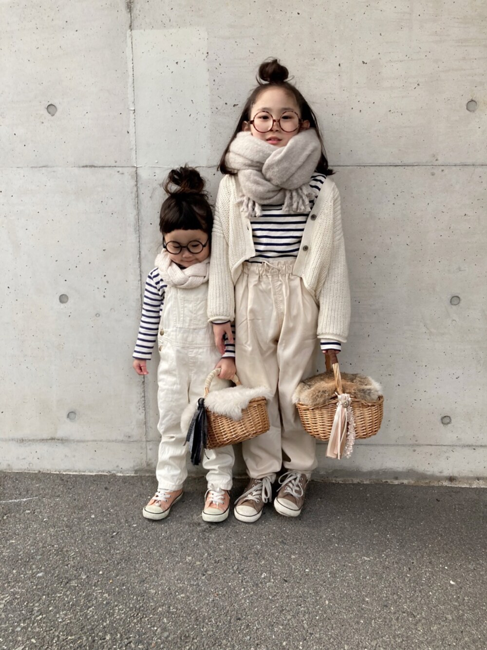 ブルー系のTシャツ/カットソー、ホワイト系のTシャツ/カットソー、ベージュ系のその他パンツを着用したキッズの冬コーディネートの2枚目の写真