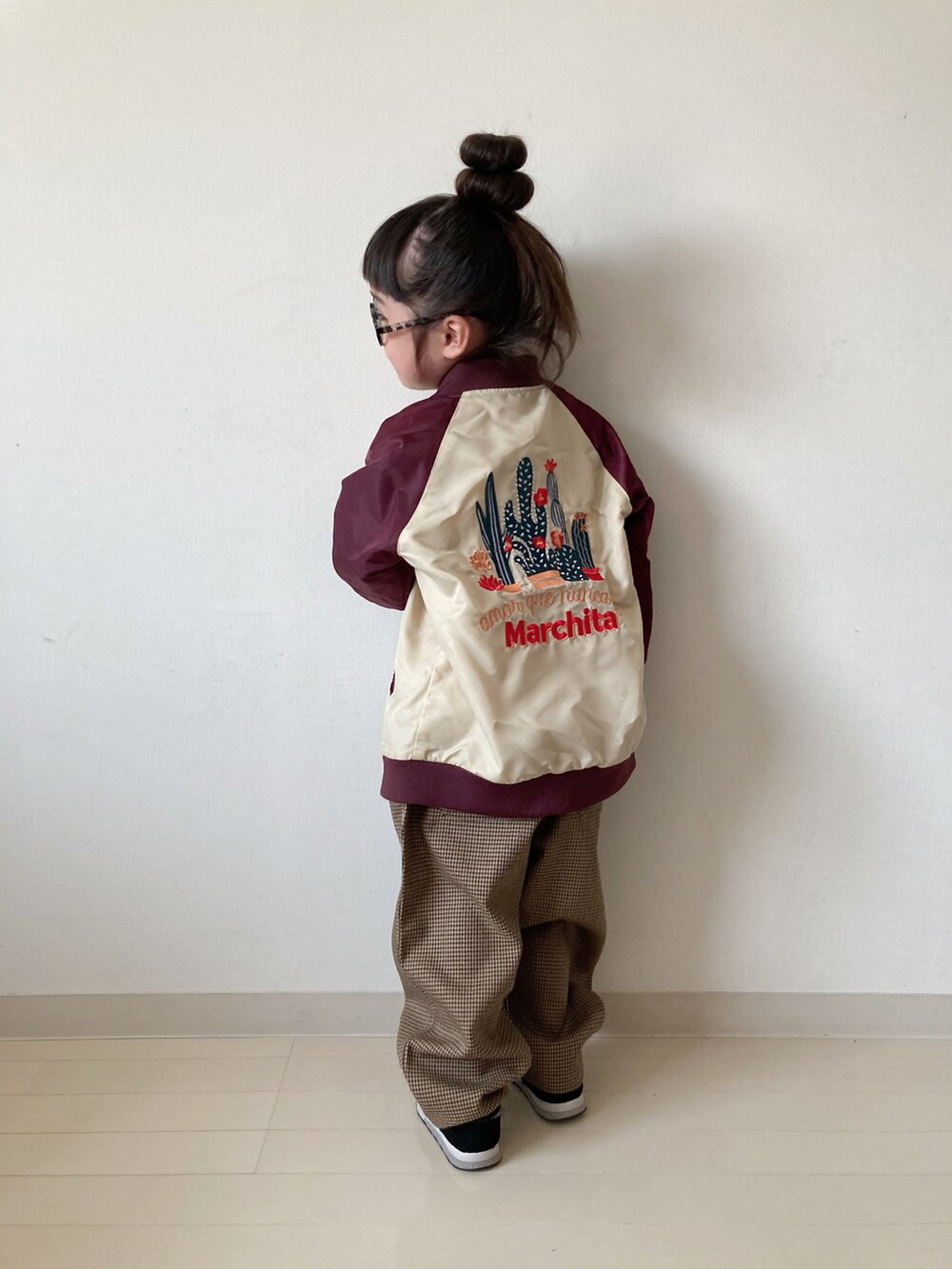 レッド系のブルゾン、ホワイト系のTシャツ/カットソー、ブラウン系のその他パンツを着用したキッズの春コーディネートの4枚目の写真