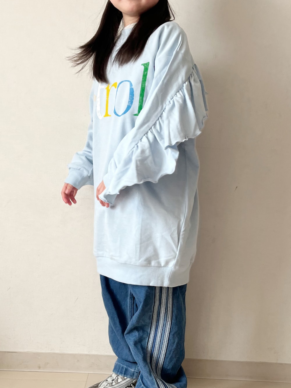 ブルー系のワンピース、ブルー系のジャージ、ベージュ系のスニーカーを着用したキッズの春コーディネートの3枚目の写真