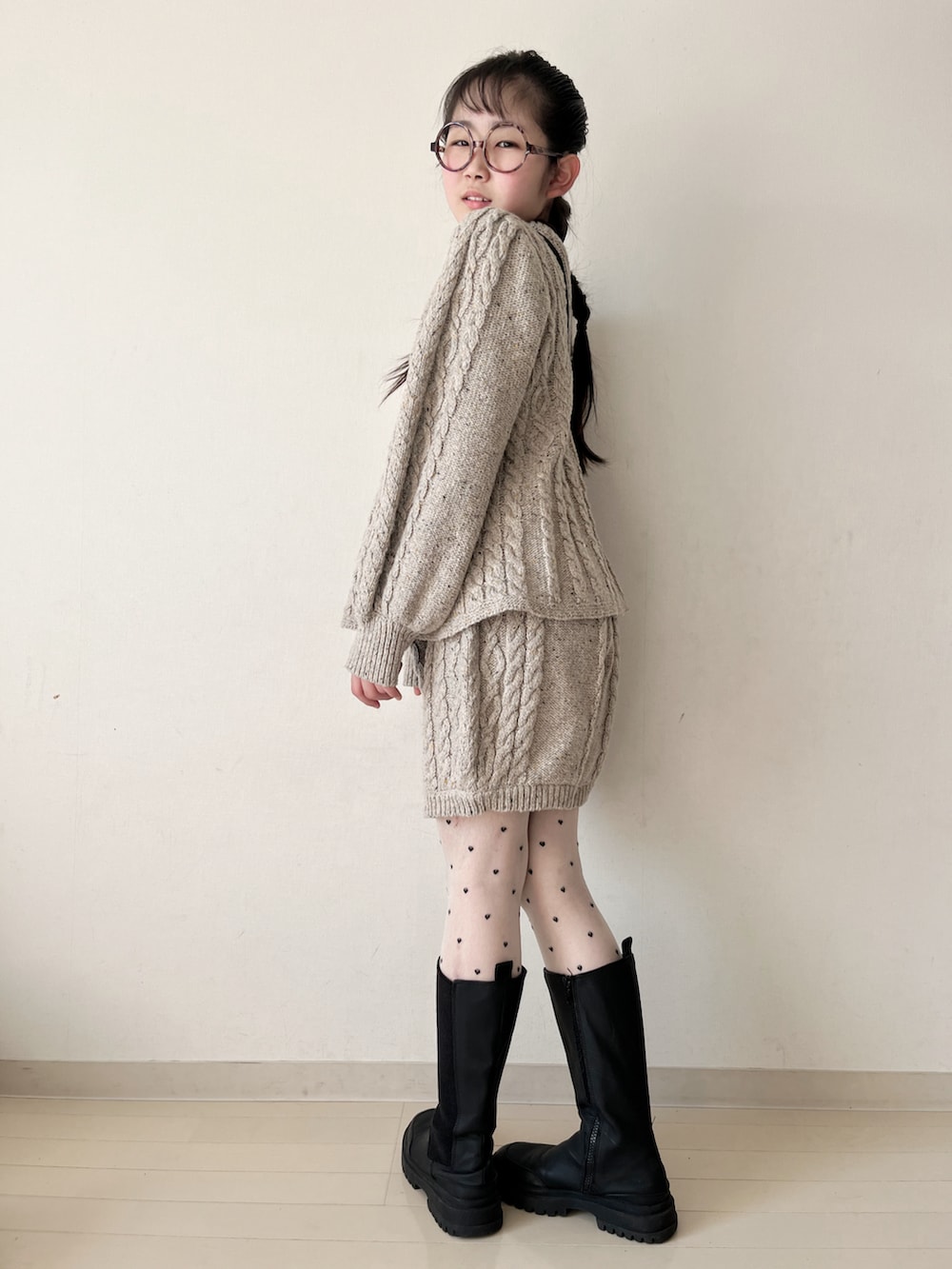 ベージュ系のその他パンツ、ベージュ系のニット/セーター、ブラウン系のTシャツ/カットソーを着用したキッズの冬コーディネートの4枚目の写真