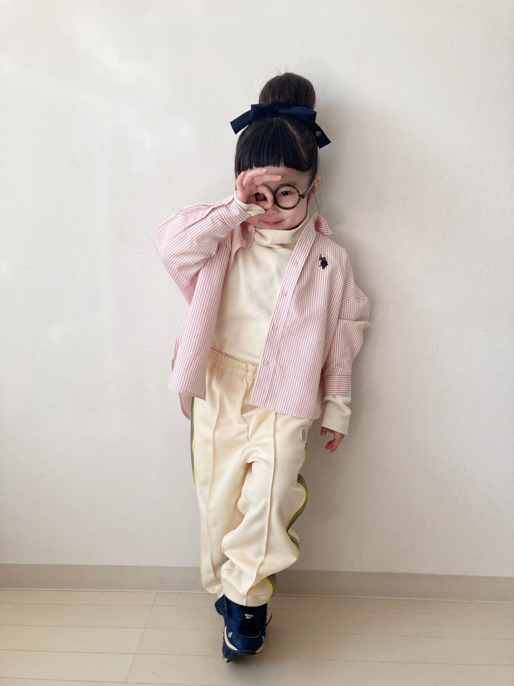 イエロー系のその他パンツ、オレンジ系のシャツ/ブラウス、ホワイト系のTシャツ/カットソーを着用したキッズの冬コーディネートの3枚目の写真