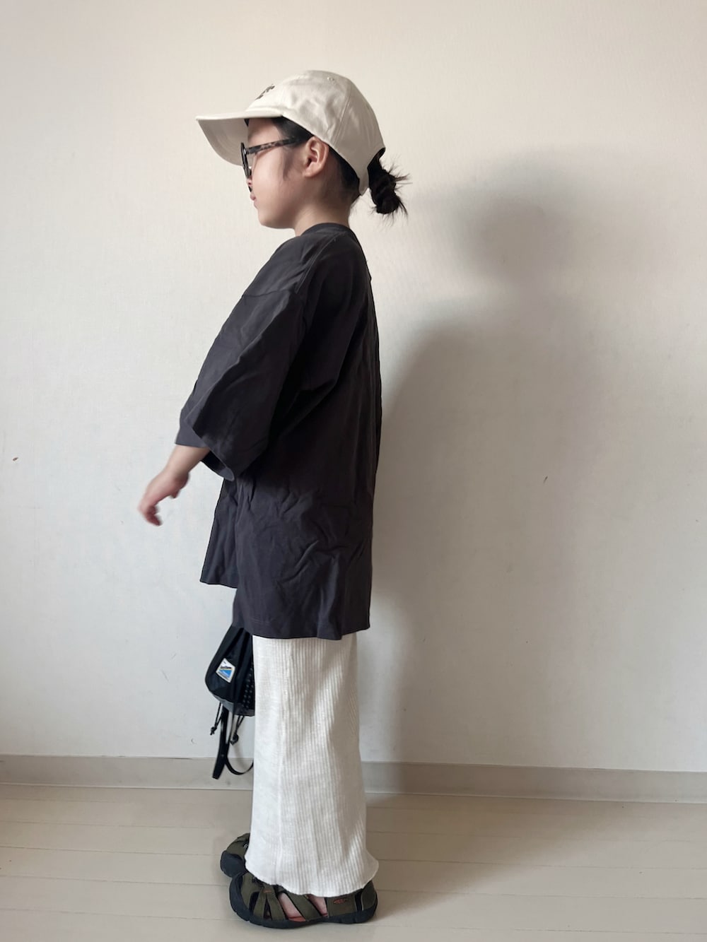 「シンプルコーデ、きれいめカジュアル、夏コーデ、韓国子供服、ショルダーバッグ、ブラックコーデ、タンクトップ、お出かけコーデ、フェススタイル、レイヤードスタイル、サンダル、キャップ」｜「LOWRYS FARMのアソートＰＴＳＳ　290094（Tシャツ/カットソー、グレー系）」を使った、* 𝚝𝚘𝚛𝚒𝚌𝚘𝚝*さん（キッズ・110cm）の夏コーディネートの4枚目の写真