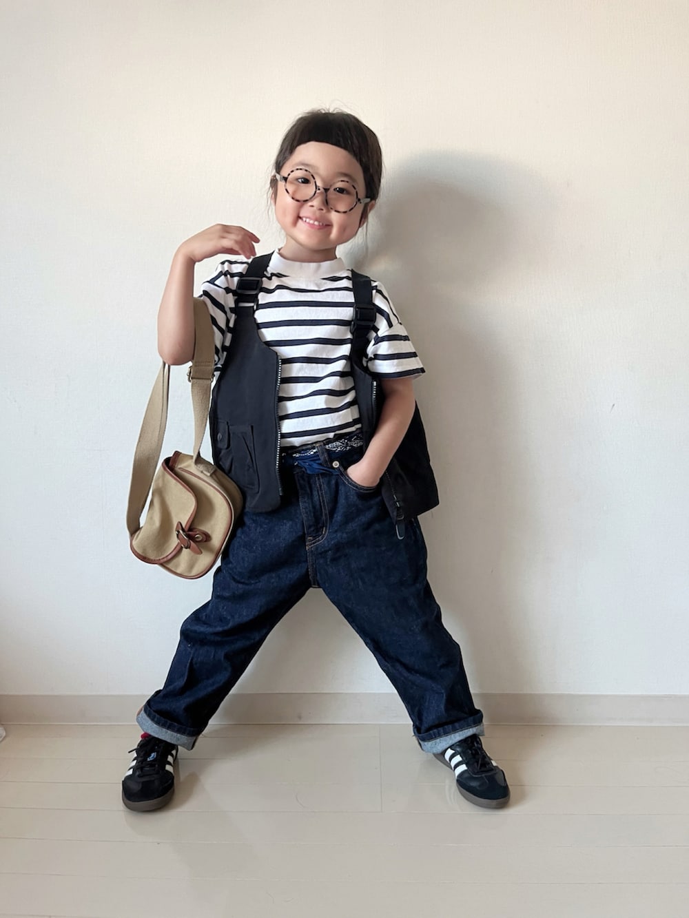 ブルー系のデニムパンツ、ブルー系のTシャツ/カットソー、ブラック系のベストを着用したキッズの夏コーディネートの3枚目の写真