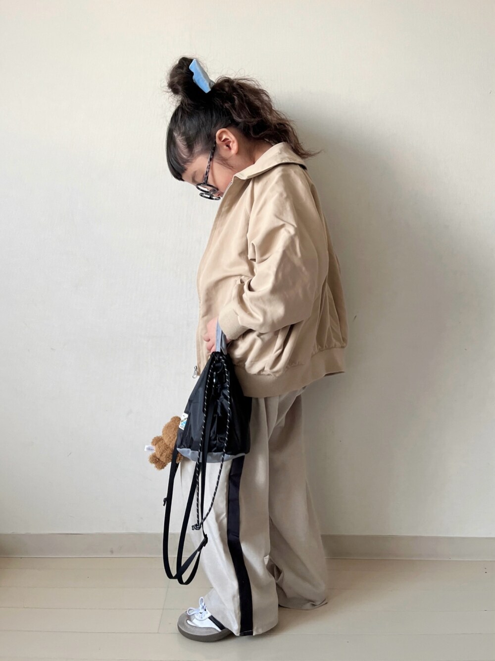 「春めき満開コーデ、ジャケット、スカーフ、春色、ロンT、プチプラ、スポーツミックス、スニーカー、巾着バッグ、カジュアルコーデ」｜「LSP WOWの【LSP WOW!】カラバリプリントロンT（Tシャツ/カットソー、ピンク系）」を使った、* 𝚝𝚘𝚛𝚒𝚌𝚘𝚝*さん（キッズ・110cm）の春コーディネートの4枚目の写真