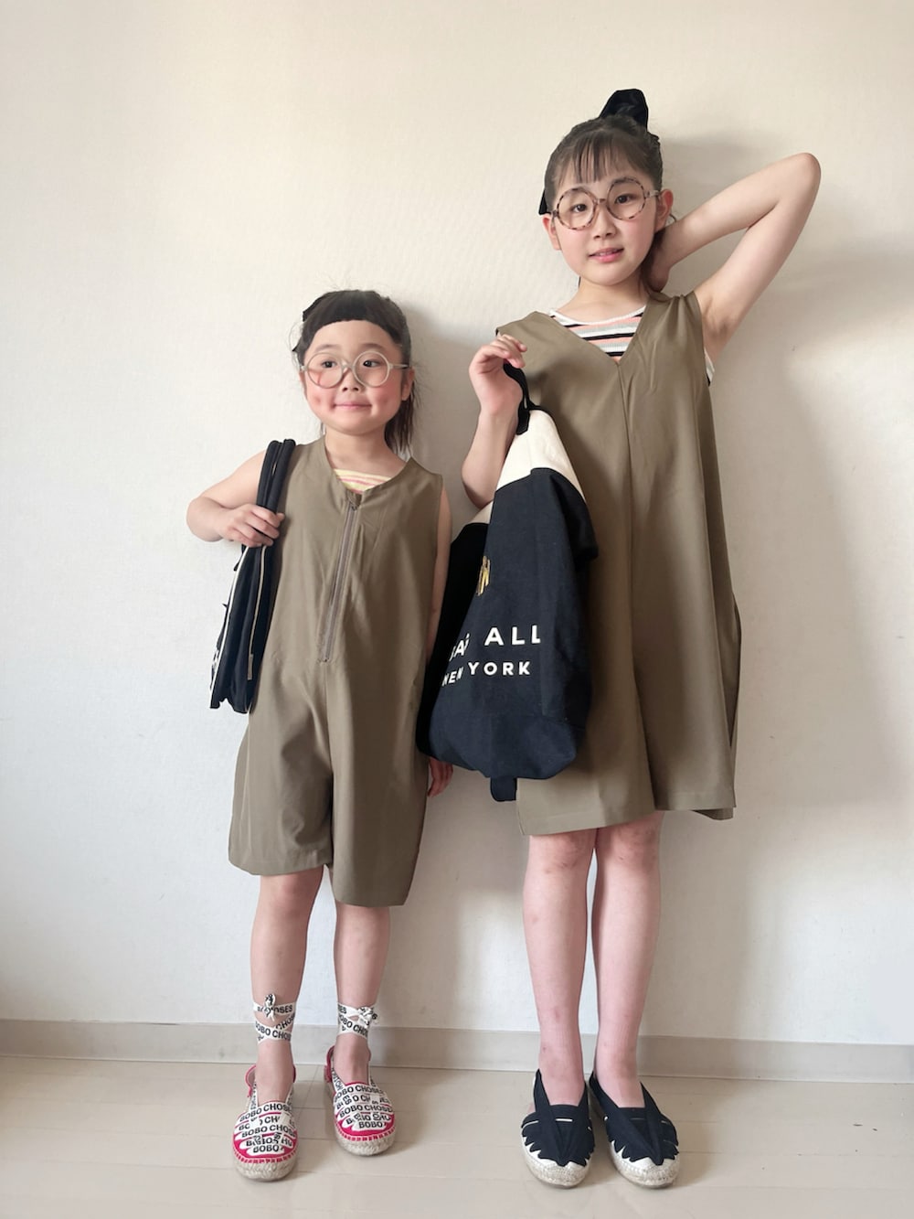 その他のタンクトップ、イエロー系のキャミソール、ブラック系のその他シューズを着用したキッズの春コーディネートの3枚目の写真