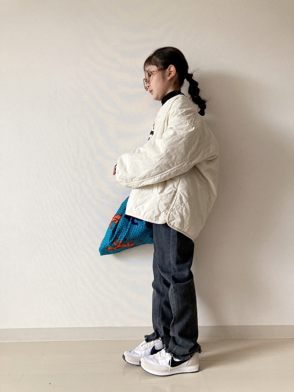 ブラック系のデニムパンツ、グレー系のスウェット、ブラック系のニット/セーターを着用したキッズの秋コーディネートの3枚目の写真