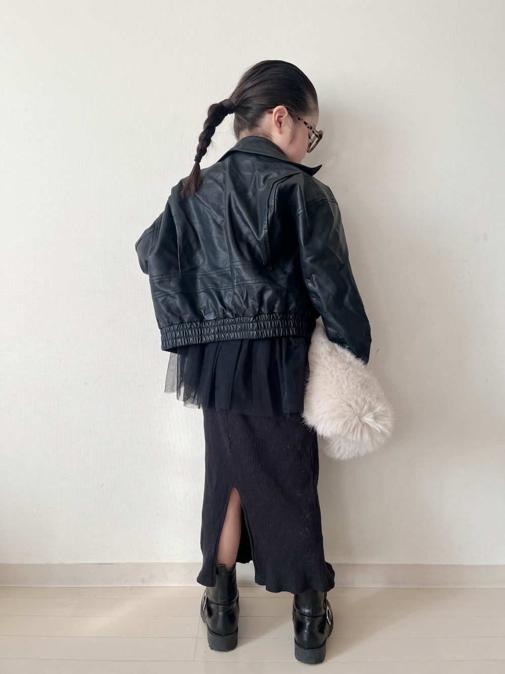 ブラック系のタンクトップ、ブラック系のシャツ/ブラウス、ブラック系のスカートを着用したキッズの冬コーディネートの2枚目の写真