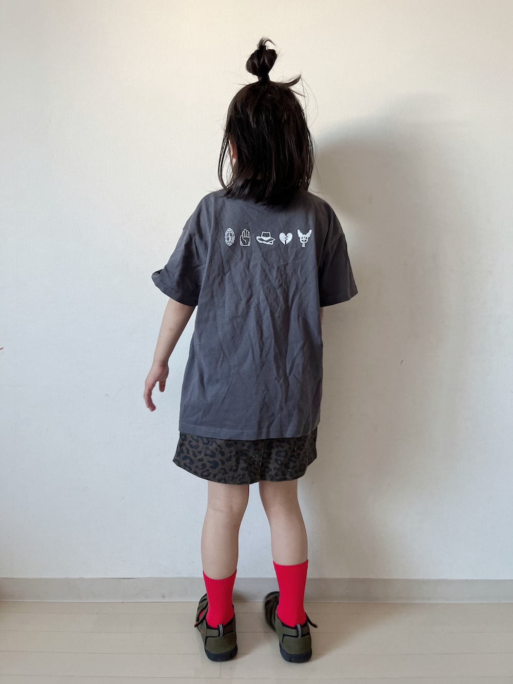 グレー系のTシャツ/カットソー、ベージュ系のスカート、グリーン系のサンダルを着用したキッズの夏コーディネートの4枚目の写真