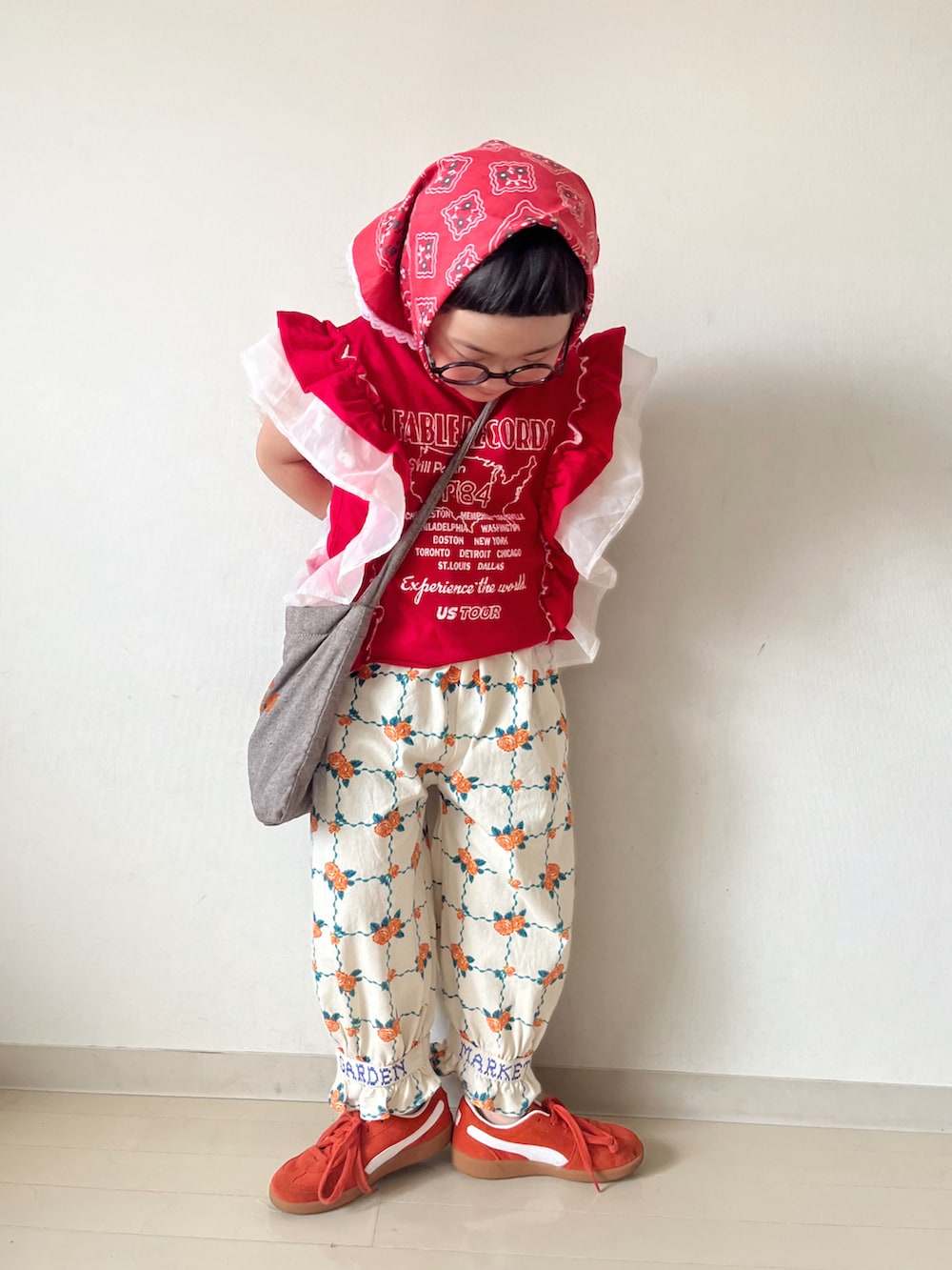 レッド系のTシャツ/カットソー、オレンジ系のその他パンツ、レッド系のスニーカーを着用したキッズの夏コーディネートの2枚目の写真
