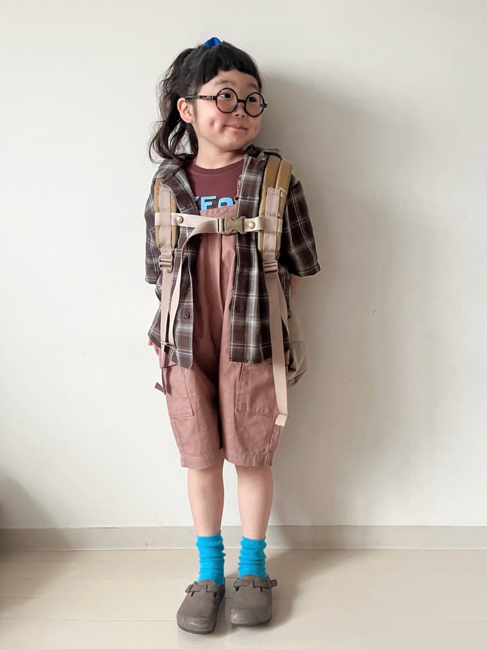 ブラウン系のシャツ/ブラウス、ブラウン系のTシャツ/カットソー、ブラウン系のサロペット/オーバーオールを着用したキッズの春コーディネートの3枚目の写真