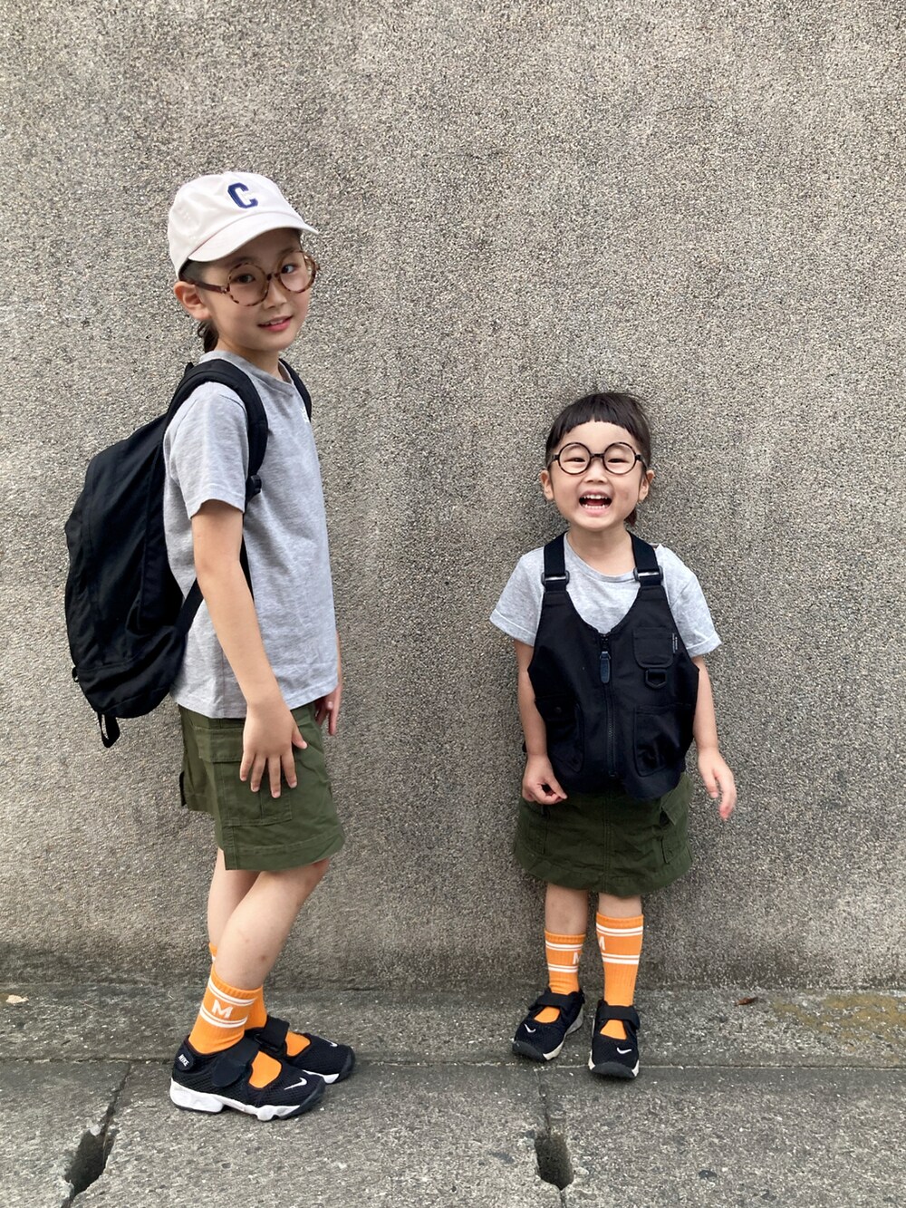 「姉妹コーデ、キャップ、黒リュック、バックパック、カラーソックス、スカート、エアリフト、Tシャツ」｜「THE NORTH FACEのザ・ノースフェイス / ショートスリーブスクエアロゴティー(キッズ／ベビー)（Tシャツ/カットソー、グレー系）」を使った、* 𝚝𝚘𝚛𝚒𝚌𝚘𝚝*さん（キッズ・123cm）の秋コーディネートの4枚目の写真