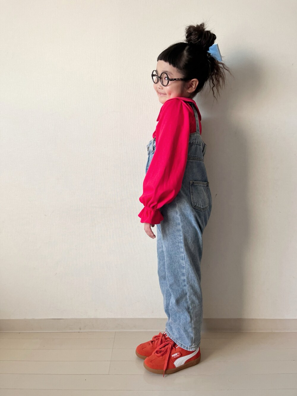 レッド系のカーディガン/ボレロ、ブルー系のブルゾン、ブルー系のオールインワン・サロペットを着用したキッズの春コーディネートの4枚目の写真