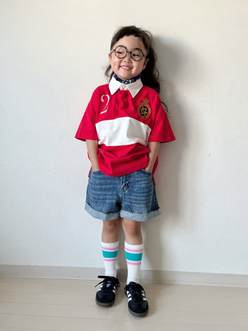 レッド系のTシャツ/カットソー、ブルー系のデニムパンツ、ブラック系のスニーカーを着用したキッズの夏コーディネートの4枚目の写真