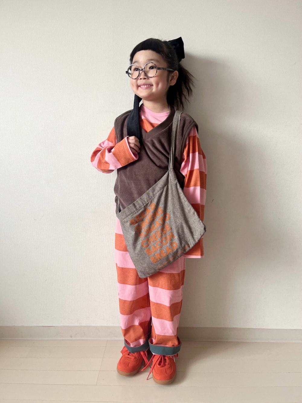 「プチプラ、ロンT、今日のコーデ、春コーデ、ボーダー、ショルダーバッグ、ベスト、ワイドパンツ、休日スタイル、スニーカー」|「MARKEY'Sの太ボーダーラグランロンティー(Tシャツ/カットソー、ピンク系)」を使った、* 𝚝𝚘𝚛𝚒𝚌𝚘𝚝*さん(キッズ・110cm)の春コーディネートの2枚目の写真