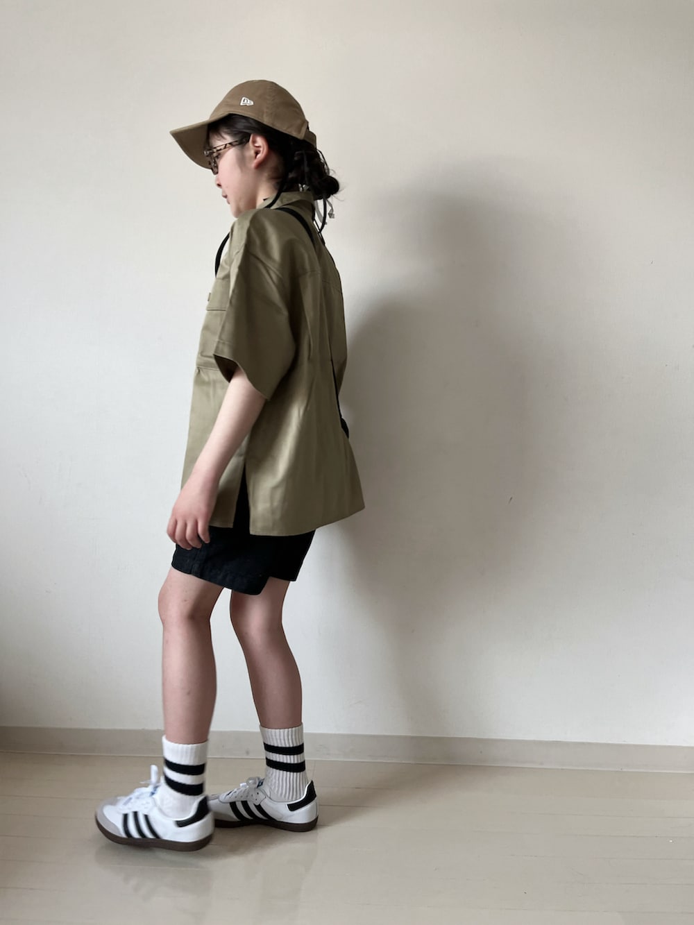 ベージュ系のシャツ/ブラウス、ブラック系のデニムパンツ、ホワイト系のTシャツ/カットソーを着用したキッズの春コーディネートの2枚目の写真