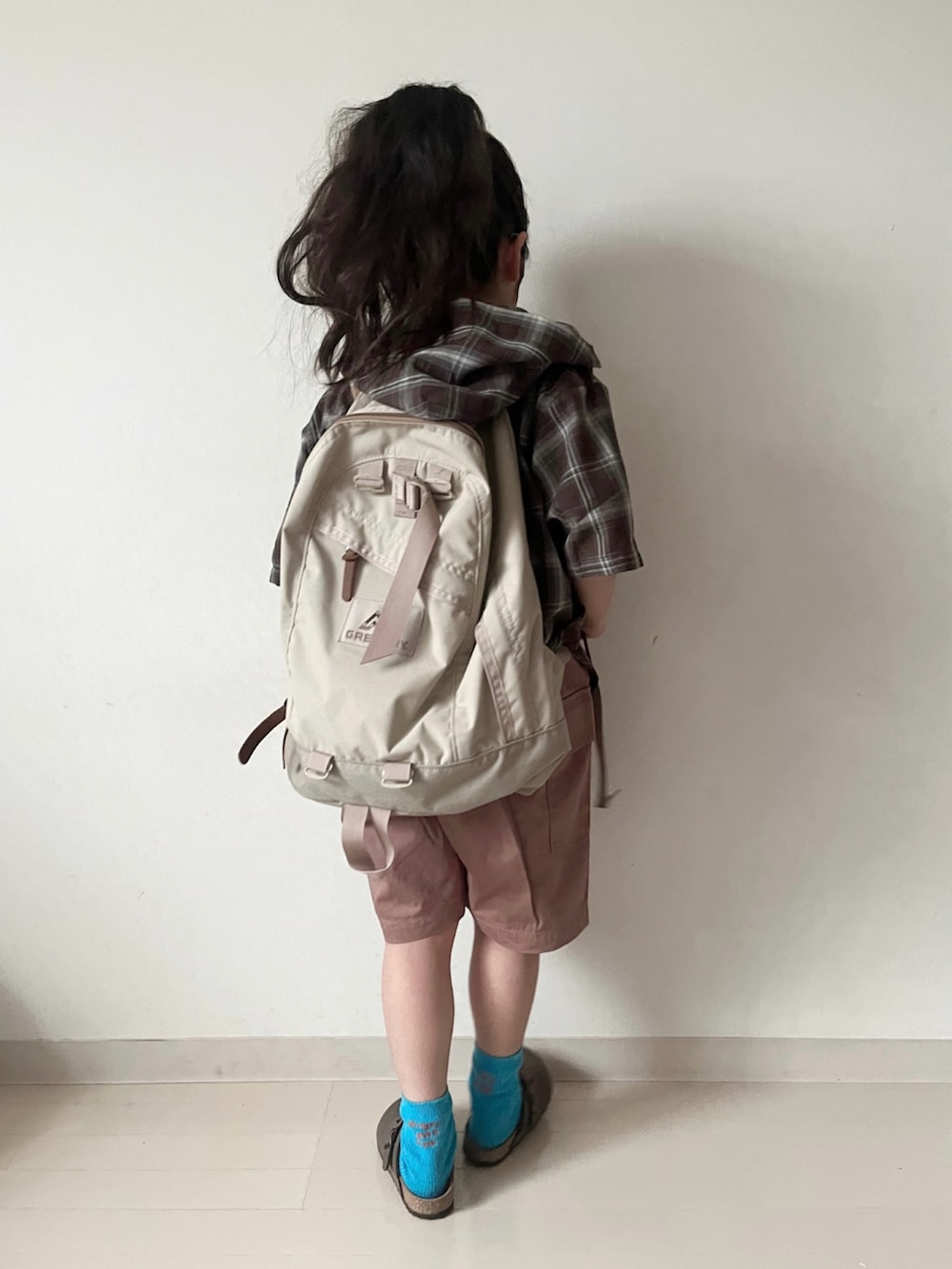 ブラウン系のシャツ/ブラウス、ブラウン系のTシャツ/カットソー、ブラウン系のサロペット/オーバーオールを着用したキッズの春コーディネートの5枚目の写真