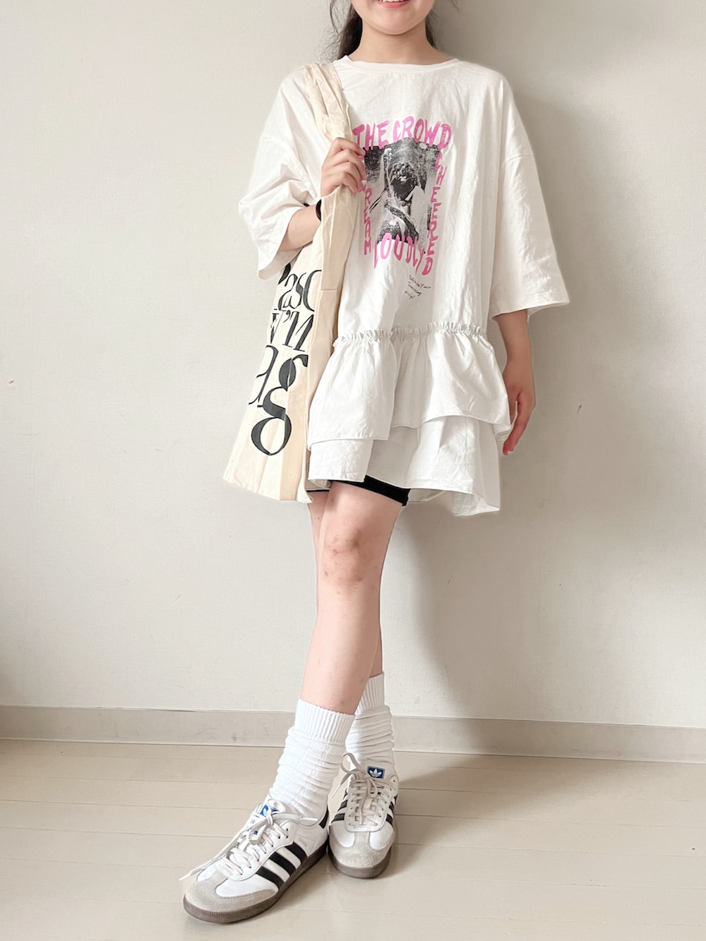 「やっぱり帽子が好き、雨の日コーデ、白シャツ、サイクリングパンツ、スポーツミックス、スニーカー、キャップ、トートバッグ、カジュアルコーデ、ジュニア、淡色コーデ」｜「niko and...の布帛コンビフリルロックTシャツ（Tシャツ/カットソー、ホワイト系）」を使った、* 𝚝𝚘𝚛𝚒𝚌𝚘𝚝*さん（キッズ・140cm）の春コーディネートの2枚目の写真