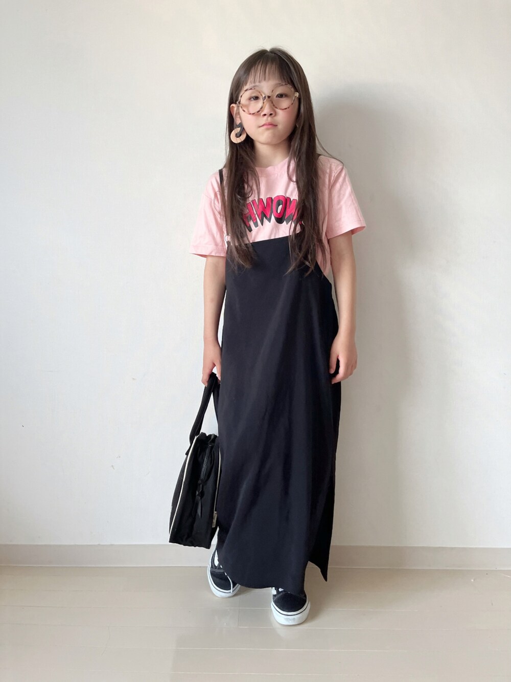 ピンク系のTシャツ/カットソー、ブラック系のスカート、ブラック系のスニーカーを着用したキッズの夏コーディネートの2枚目の写真