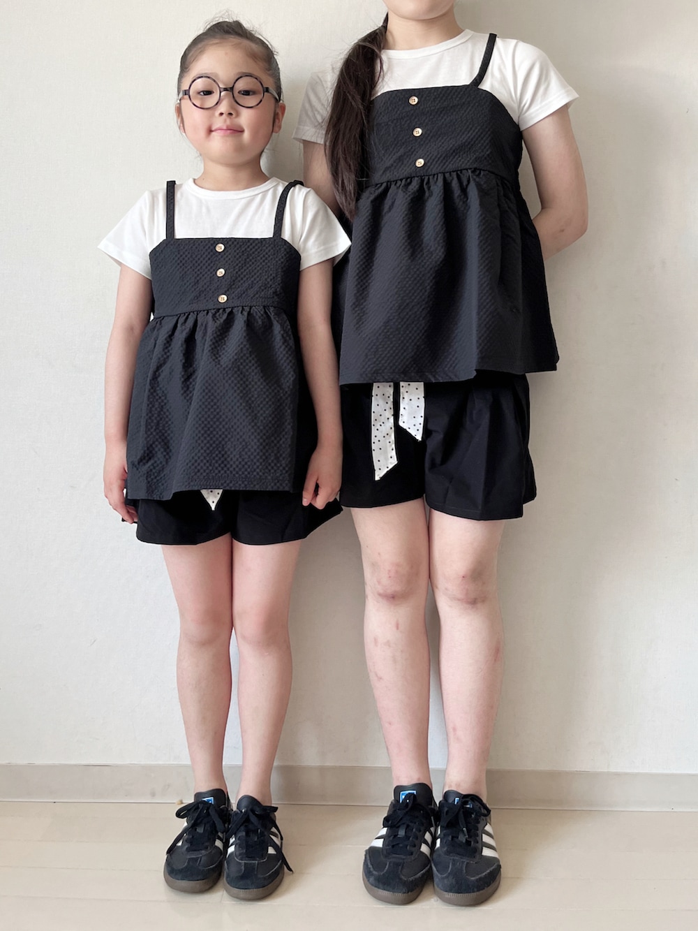 ブラック系のTシャツ/カットソー、ブラック系のTシャツ/カットソー、ブラック系のその他パンツを着用したキッズの夏コーディネートの2枚目の写真