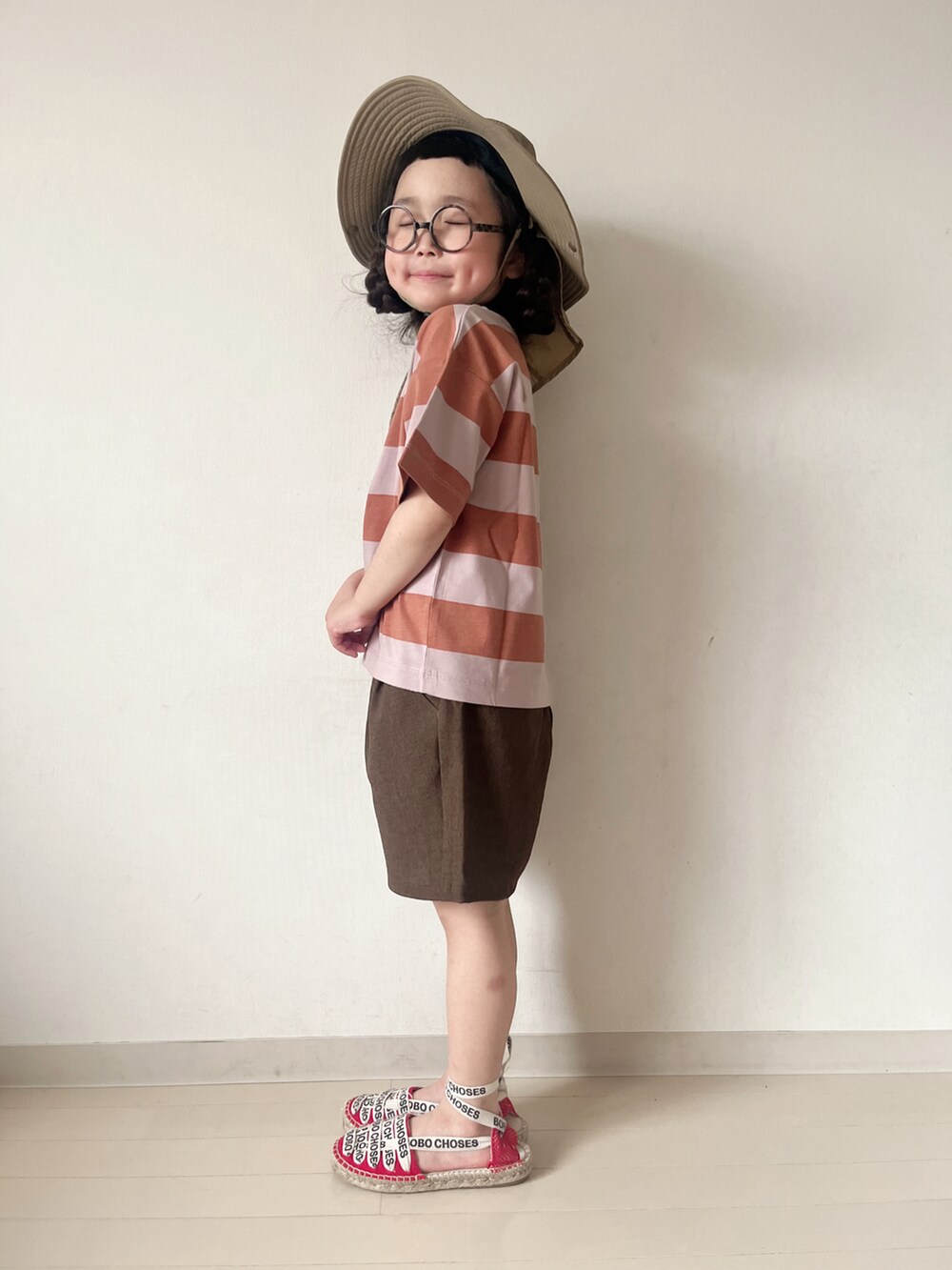 パープル系のTシャツ/カットソー、ブラウン系のその他パンツ、レッド系のサンダルを着用したキッズの夏コーディネートの3枚目の写真