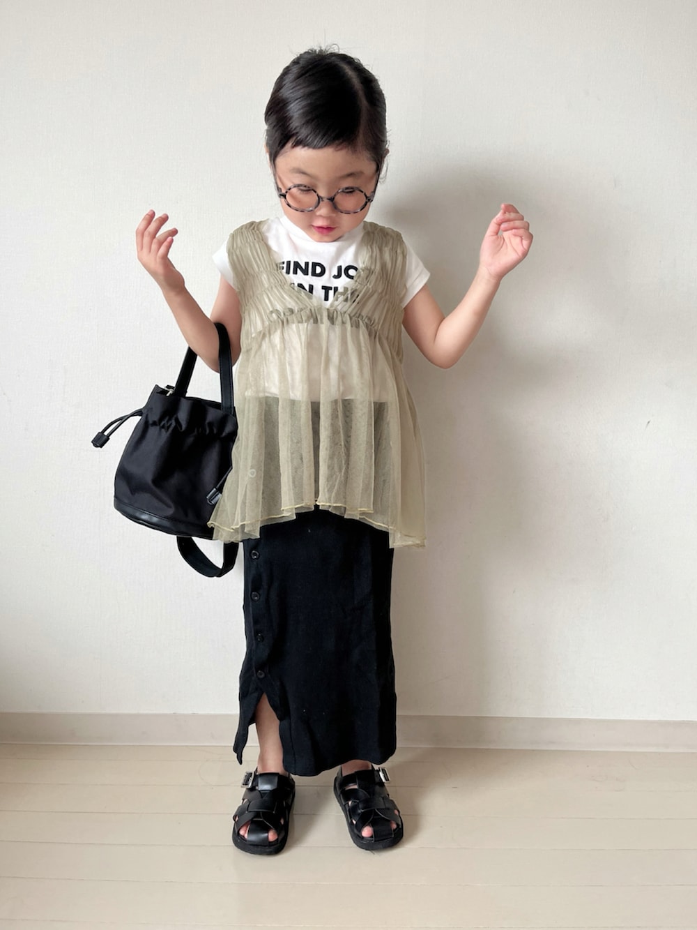 「レイヤードスタイル、夏コーデ、アツいコーデ全部見せ、きれいめカジュアル、スカート、白Tシャツ、Tシャツ、サンダル、ベスト、ノースリーブ、ショルダーバッグ」｜「CIAOPANIC TYPYの【新色追加】【KIDS】シャーリングチュール2WAYチュニック（チュニック、グリーン系）」を使った、* 𝚝𝚘𝚛𝚒𝚌𝚘𝚝*さん（キッズ・100cm）の夏コーディネートの3枚目の写真