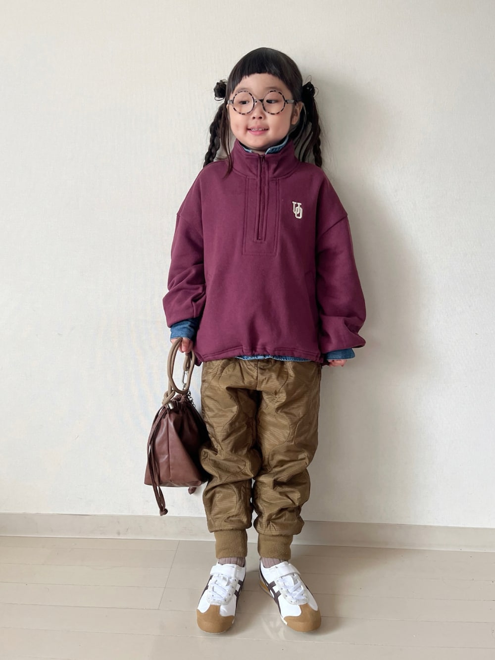 レッド系のスウェット、ブルー系のシャツ/ブラウス、ブラウン系のショルダーバッグを着用したキッズの冬コーディネートの5枚目の写真