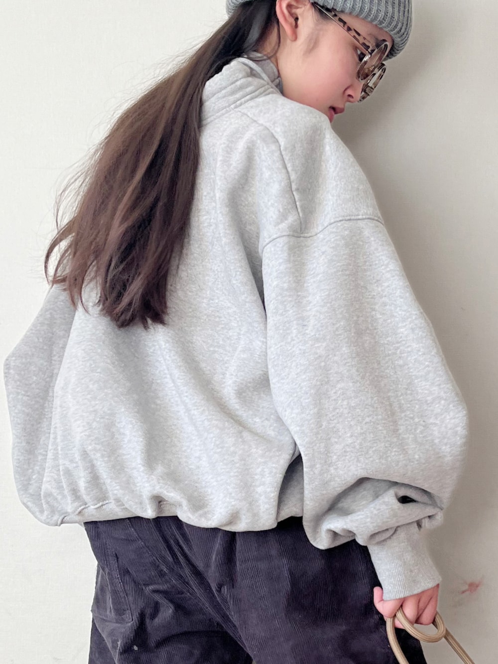 グレー系のスウェット、グレー系のその他パンツ、ブラウン系のショルダーバッグを着用したキッズの冬コーディネートの5枚目の写真